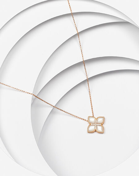 Pendentif en or rose et nacre Roberto Coin Princess Flower sur fond blanc.